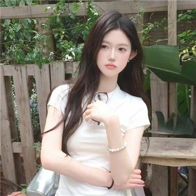 戴流苏耳环的少女